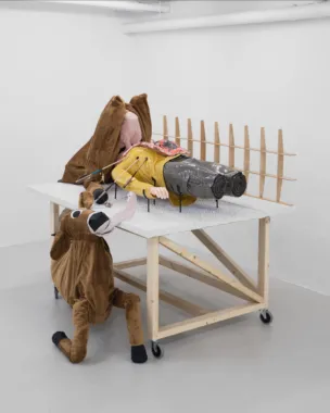 Silly Autopsy, 2020. Epoxy, polyethylene, wood, metal, oil paint, oil on canvas, acrylic paint, latex, nylon, fabric, feathers, power washed gravel, SLA print. Foto: Brian Kure