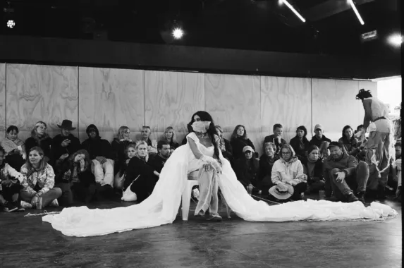 Ask The Oracle, Performance 2023. Foto: Julie Rajchman