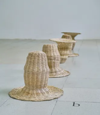 Hat, Hat, Basket, Hat, Basket, Bambus og rattan (Fem håndflettede hatte/kurve), ca. 40 x 40 x 50 cm, 2017 Fra udstillingen Acquaintance with Instability Issues, Black Sesame, Beijing, Foto: Sun Shi