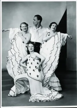 Niels Bagge poserer med tre kvindelige dansere, Oss greker emellan, Atelier Jager, 1933
