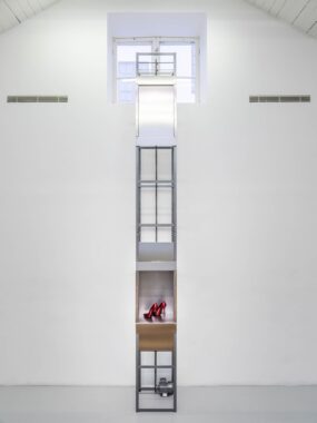 The Devil’s Contract Dumbwaiter (stainless steel, motor, chain, gears), modified prada stilettos, red lacquer 400 x 45 x 50 cm 2021 Fotokreditering: Jean-Baptiste Béranger