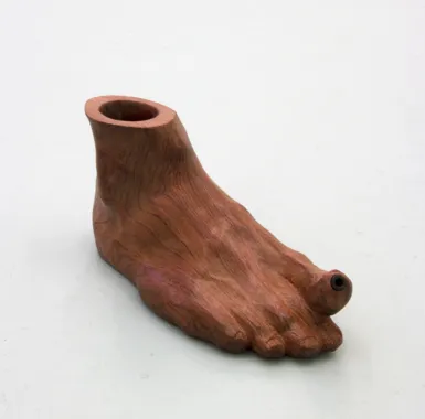 C’est une pipe, Bubinga og ebonit (Pibe udskåret efter min egen fod), ca. 26 x 10 x 15 cm, 2017 Fra udstillingen Forgabt, Years, København, Foto: Kasper Hesselbjerg