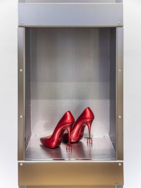 The Devil’s Contract Dumbwaiter (stainless steel, motor, chain, gears), modified prada stilettos, red lacquer 400 x 45 x 50 cm 2021 Fotokreditering: Jean-Baptiste Béranger