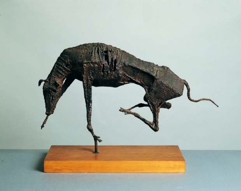 James Wines, Running Dog, ca. 1960, bronze, cire perdue på træsokkel, patineret, 42 x 69 x 19 cm. (uden sokkel)
