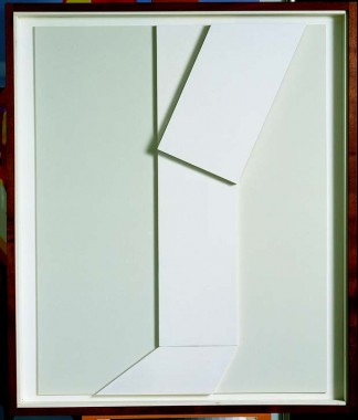 Nicol Allan, uden titel, 1966, collage af hvidmalet træ i teakramme, 101,5 x 86 cm