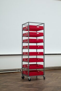 Stratification Hammerlack-painted steel, dishwasher trays (red) 180 x 50 x 50 cm 2021 Fotokreditering: Andreas Tang