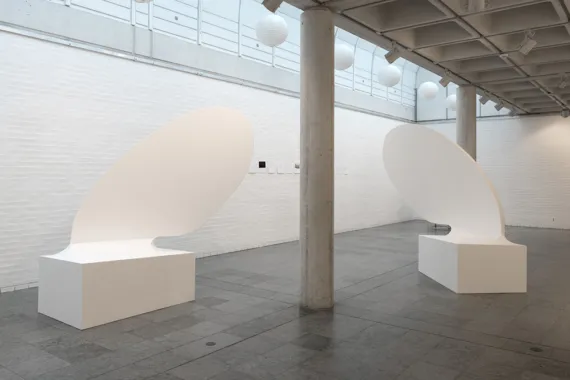 2 stk. hvalfinner i polystyren, ca. 220 x 220 x 150 cm, 2016 Fra udstillingen Øer i min kalender, Holstebro Kunstmuseum Foto: David Stjernholm