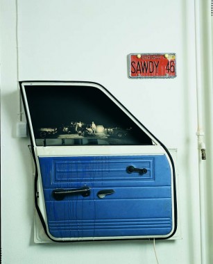Edward Kienholz, Sawdy nr. 46, 1971, bildør, (99,5 x 93 x 18 cm), nummerplade, (16 x 31 cm)