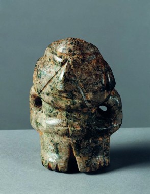 Idol eller gudefigur i plettet grøn-grå sten fra Mezcalaområdet. Højde 16,5 cm.