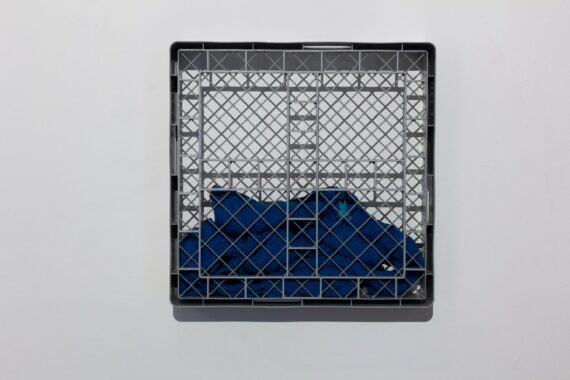 Coerce Cerulean Cerulean blue sweater, teal awareness ribbon, dishwasher tray (grey) 50 x 50 x 10 cm 2021 Fotokreditering: Andreas Tang