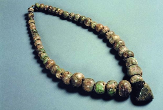 Perlekæde i jade, længde ca. 80 cm. Fra Jalisco, men sandsynligvis importeret, muligvis fra det sydligere Guerrero eller måske fra Guatemala.