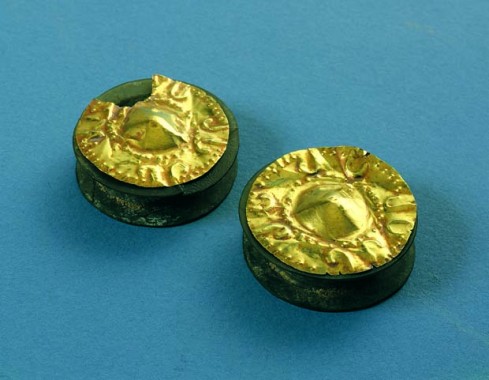 To ørespoler, højde 1,3 cm. Oaxaca, den mixtekiske postklassiske periode, ca. 1250-1519