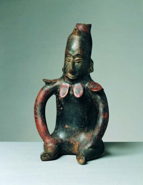 Siddende mandlig figur, "Admiral", højde 38,5 cm, Colima, Comalastil, ca. 250-400 e.Kr.