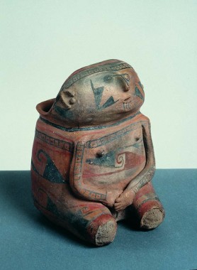 Siddende kvinde med små bryster og tydelige skamlæber, hænderne over kors i skødet, højde 21 cm, Casas Grandes, Chihuahua, postklassisk tid, 900-1340 e.Kr.