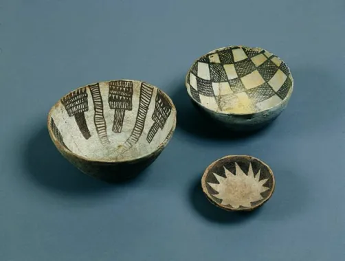 Skål til venstre angives at stamme fra Goodman Point i Colorado, ca. 450-750 e.Kr., diameter 17,5 cm. Skålen til højre, diameter ca. 15 cm., typen Chaco Black-on-white (Wingate phase), dateres 950-1150. Den lille skål angives at stamme fra Mancos, Mesa Verde, diameter 10 cm.
