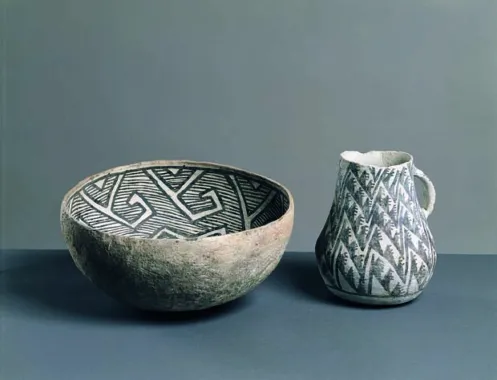 Skål, der sandsynligvis hører til Mesa Verde Black-on-white stilen fra ca. 1100-1300, diamater 27 cm. Kande, der sandsynligvis hører til Lino Black-on-gray stilen, der daterer sig til 600-900, højde 18 cm.