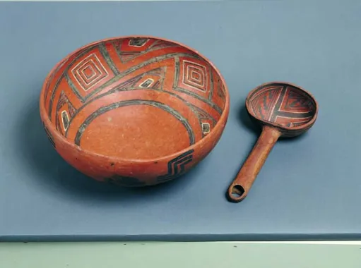 Skål, diameter 30,5 cm, sandsynligvis Tsegi Orange Ware af Kiet Siel Polychrome-typen fra 1150-1300. Øse, længde: 26 cm, angivet til at være fra Gila River, men har sandsynligvis samme oprindelsessted som skålen og kan evt. være eksporteret til Gila River fra Kayentaområdet.