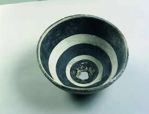 Skål, sandsynligvis Black-on-white-stil I fra Mimbresdalen, ca. 800-900, diameter ca. 24 cm.