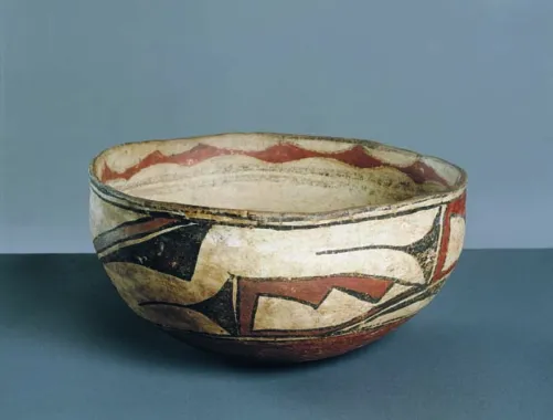 Skål, angivet til at være fra Cochiti, fra 1700- eller 1800-tallet, diameter ca. 28 cm.