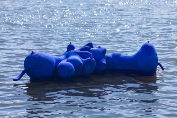 Mia Edelgart: Water Wet Nurse, Floating Art, Vejle 2019, foto David Stjernholm Materiale: fiberbeton, polystyren, sprinklersystem