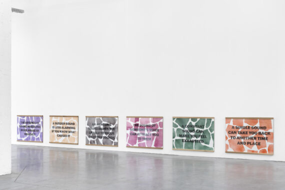 Lise Harlev, A Sudden Sound, 2021, spraymaling på papir, specialdesignede rammer, serie på 12 værker, 69 × 90 × 2,5 cm hver. Foto: Hugard & Vanoverschelde.