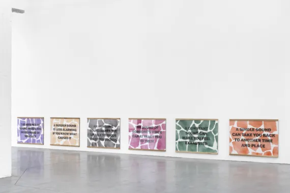Lise Harlev, A Sudden Sound, 2021, spraymaling på papir, specialdesignede rammer, serie på 12 værker, 69 × 90 × 2,5 cm hver. Foto: Hugard & Vanoverschelde.