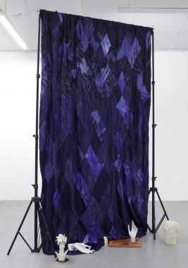 Blue Parts, 2015. Indfarvet silke, hvid marmor, marmor-folie, jesmonite, bejdset træ, ler, maling. Foto: Morten Jakobsen.
