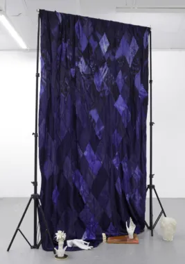 Blue Parts, 2015. Indfarvet silke, hvid marmor, marmor-folie, jesmonite, bejdset træ, ler, maling. Foto: Morten Jakobsen.