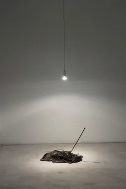 Protection, 2016. Bronze, stål. Foto: Lior Zilberstein.