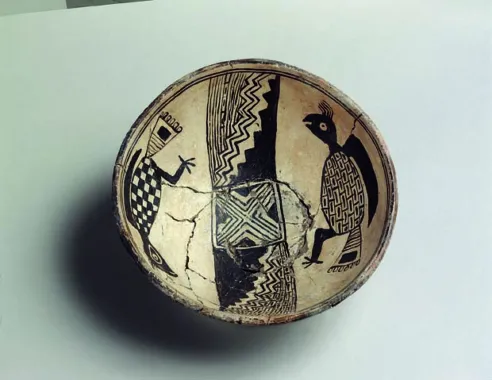 Skål i typisk Black-on-white-stil II fra ca. 900-1000 fra Mimbresdalen, diameter 21,5 cm.
