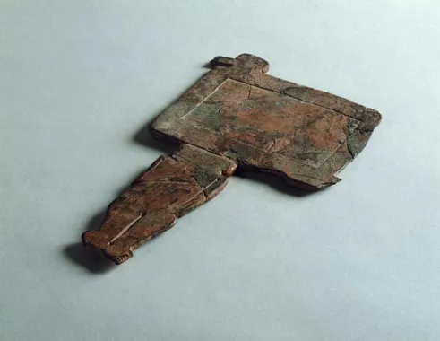 Spejl eller palet, udskåret i grå skifer, fra ca. 700-900, længde 27,5 cm.