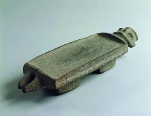 Metal formet som et lille bord, har muligvis mexicanske forbilleder og må have indgået i ceremoniel sammenhæng, længde 33,5 cm, Colonial-perioden 500-900.