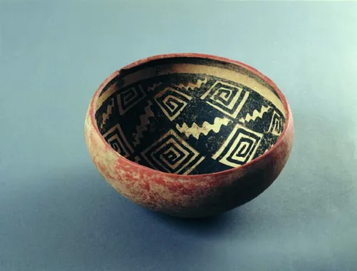 Skål i Gila Polychrome med Black-on-white-dekoration, diameter 22,5 cm, fra Gilaområdet, Salado, Classic-perioden, ca. 1300.