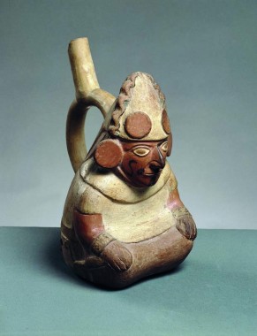 Stigbøjlekrukke, Moche, nordkysten, ca. 200-800 e.Kr., højde 23,5 cm.