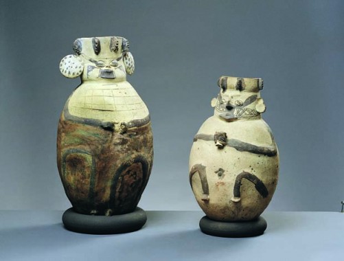 To 'china' gravfigurer eller vaser, højde 49 cm og 38 cm, Chancay, midtkysten, 1000-1438.