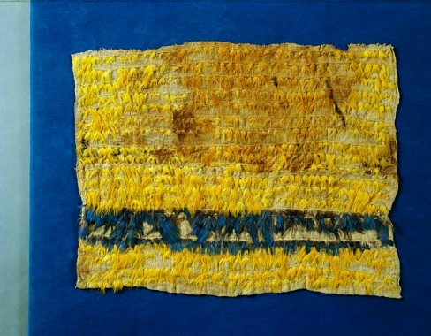 Fragment af en kappe eller lignende, stammer sandsynligvis fra en mumiebylt, ca. 40 x 50 cm, Chancay, midtkysten, 1000-1438.