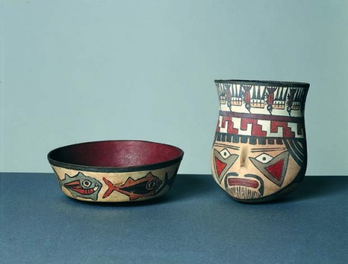 Lav skål, diameter 18 cm, og en krukke, højde 17 cm, Nazca, sydkysten, ca. 0-700.