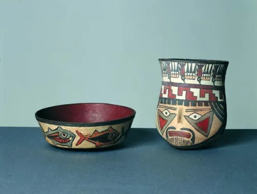 Lav skål, diameter 18 cm, og en krukke, højde 17 cm, Nazca, sydkysten, ca. 0-700.