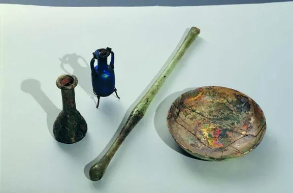 Genstande i glas fra Egypten og Romerriget. Små flasker fra Egypten, højde 11,5 cm, ca. 2.-3. århundrede, og 9,5 cm, kun knapt så gammel. Langt glas (38 cm) og tallerken (diameter 15 cm) begge fra Romerriget, sandsynligvis Italien, 3. årh. f. Kr. - 4. årh. e.Kr.