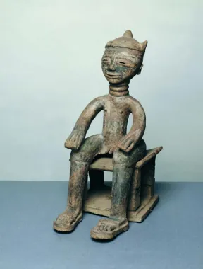 Keramisk gravfigur fra Agni, Elfenbenskysten, 45,5 cm.