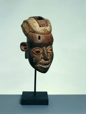 Maske i træ, højde 45 cm, Bekom, Cameroun