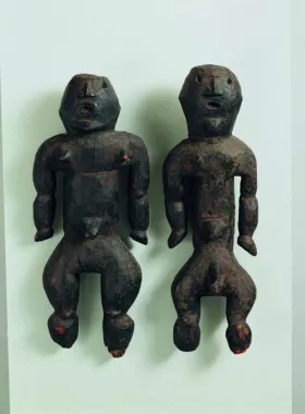 Wadumbofigurer fra Bayaka, Congo, højde 59 cm.