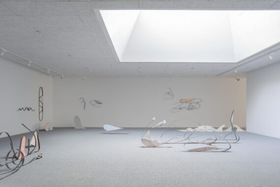 an oval, a vowel, an e, Installation view. Dyed plaster, steel (Jacob Friis-Holm Nielsen, 2021)