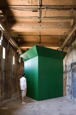 Installationsfoto fra soloudstillingen RAL 6002, 2018, hos CGK. Foto: David Stjernholm