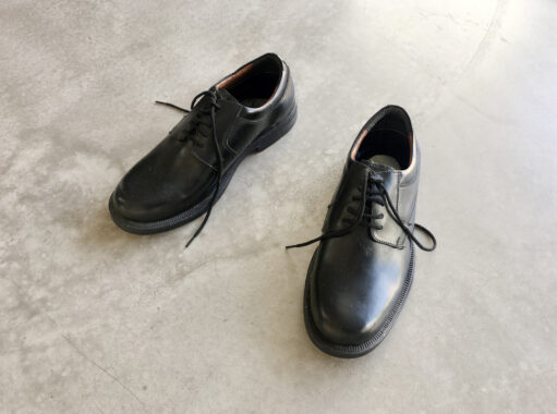 Whose Night Is it (2016), Burnt motor oil, shoes Dimensions Variable. Foto: Elisabeth Molin