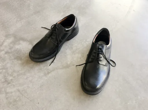 Whose Night Is it (2016), Burnt motor oil, shoes Dimensions Variable. Foto: Elisabeth Molin