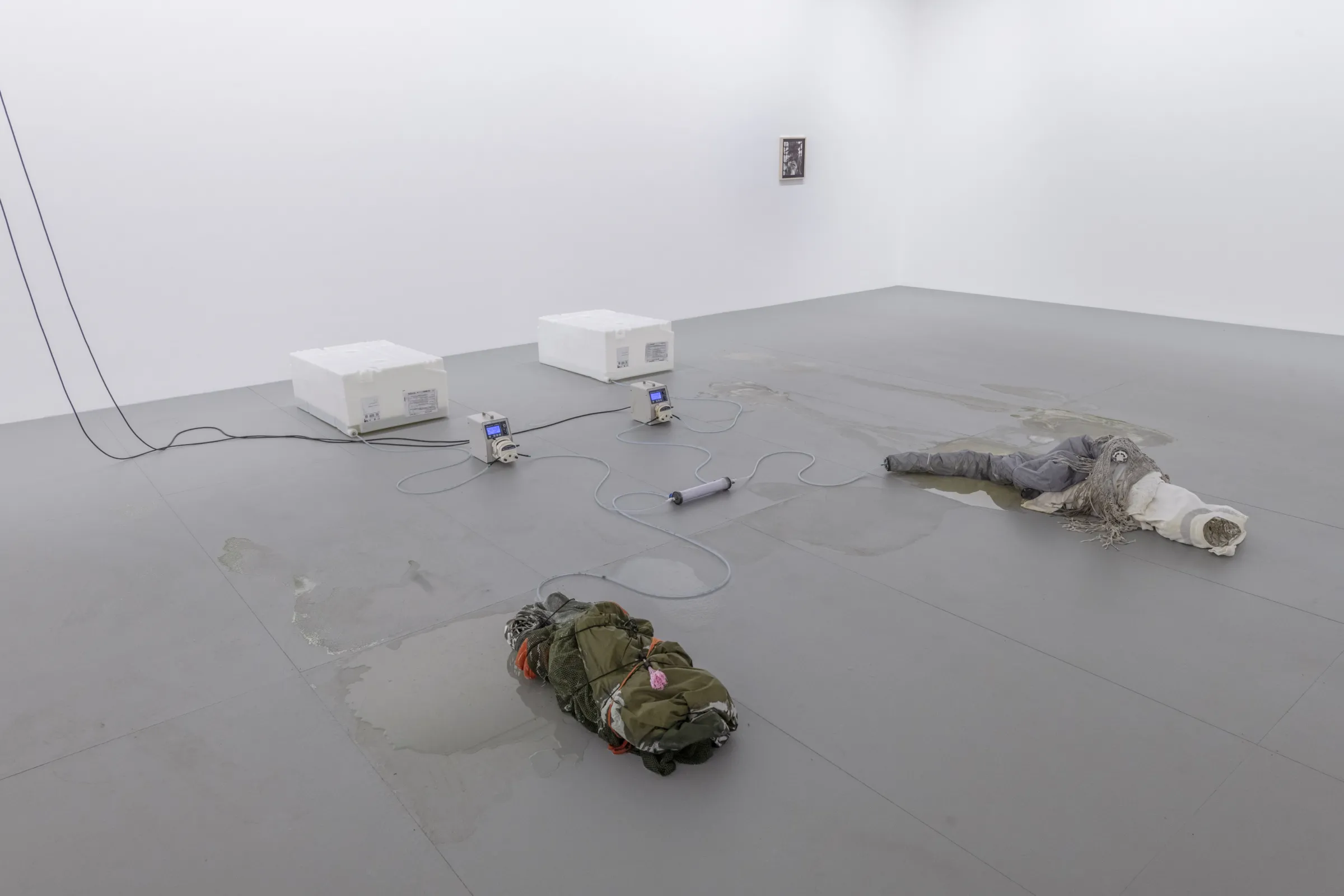ILOVEWITHNOLIMITATION (Circadian Rythm), Water tanks, PVC tubes, laboratory pumps, Aquaporin Inside forward osmosis filter, fabrics, clothing, stainless steel, tapwater, salt, ʟ-histidine monohydrochloride monohydrate, sodium dihydrogen orthophosphate dihydrate , 2018, foto: Julia Jaksch