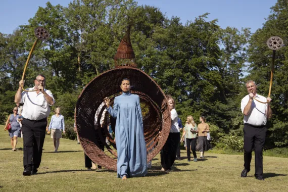 Alt er kun til låns, Rønnebæksholm, 2020 (med lurspillere, cigar m. fl.) Foto: Frida Gregersen