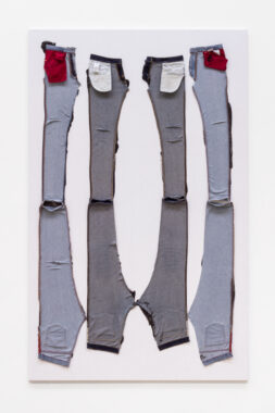 Untitled, 2019. Skåret jeans, akrylmaling og grundet hør, 255 x 156 cm. Foto: JIR SANDEL