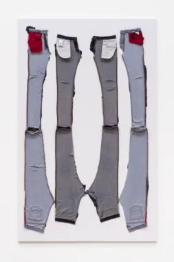 Untitled, 2019. Skåret jeans, akrylmaling og grundet hør, 255 x 156 cm. Foto: JIR SANDEL